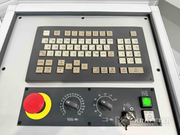 Bedienpult auf CNC Drehmaschine BENZINGER TNI B6 90116 